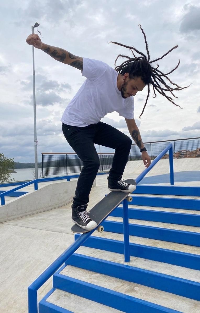 André mandando um noseslide no rail